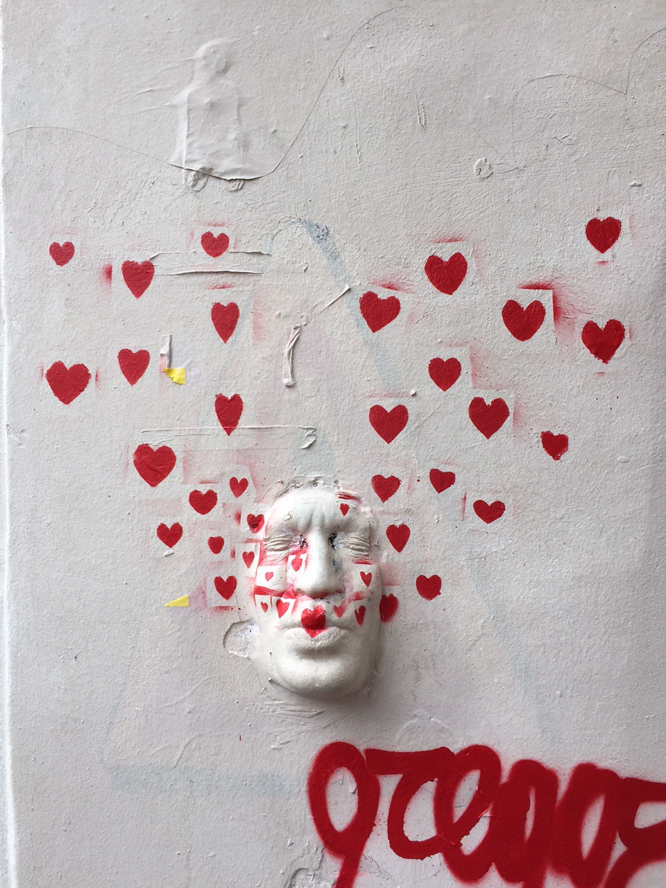 Face sculpture blowing kisses art on the streets